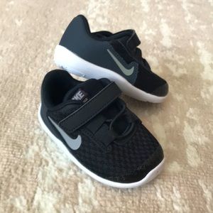 Nike Toddler Sneakers Tennis Shoes 4 black